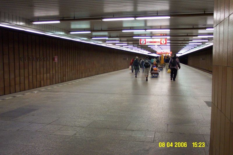 Soubor:Praha, Vltavská, metro.JPG