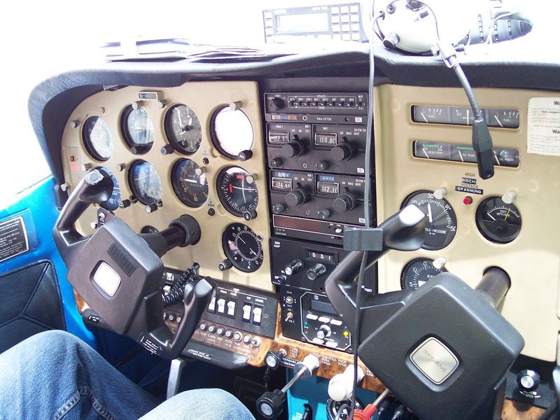 Soubor:Cessna 182 Cockpit.jpg