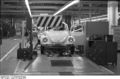 Bundesarchiv B 145 Bild-F038788-0004, Wolfsburg, VW Autowerk, Käfer.jpg