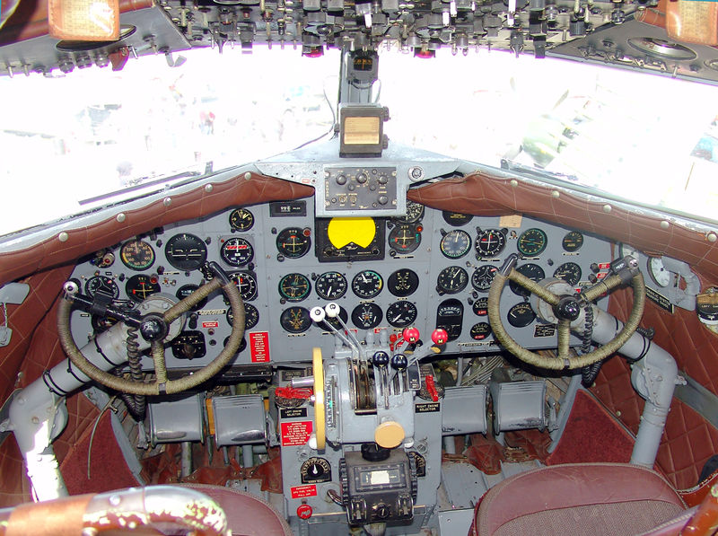 Soubor:N34---Douglas-DC3-Cockpit.jpg