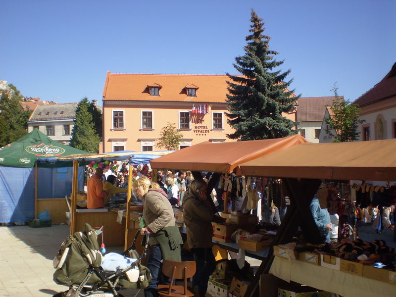 Soubor:Mikulov, stánky během vinobraní.JPG