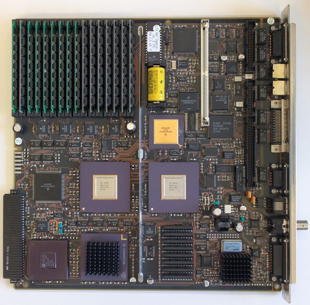 Soubor:NeXTcube motherboard.jpg