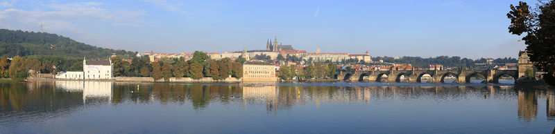 Soubor:Panorama-prague-castle-2014.jpg