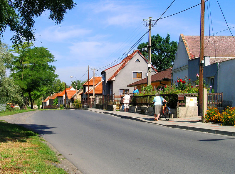 Soubor:Sluhy, Road to Mratín.jpg