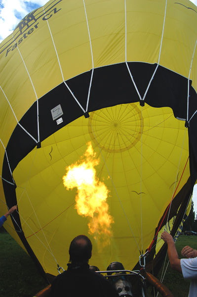 Soubor:Nahřívání vzduchu (balón).jpg