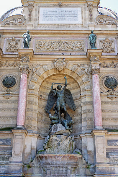 Soubor:France-000070B-Fontaine Saint-Michel-DJFlickr.jpg