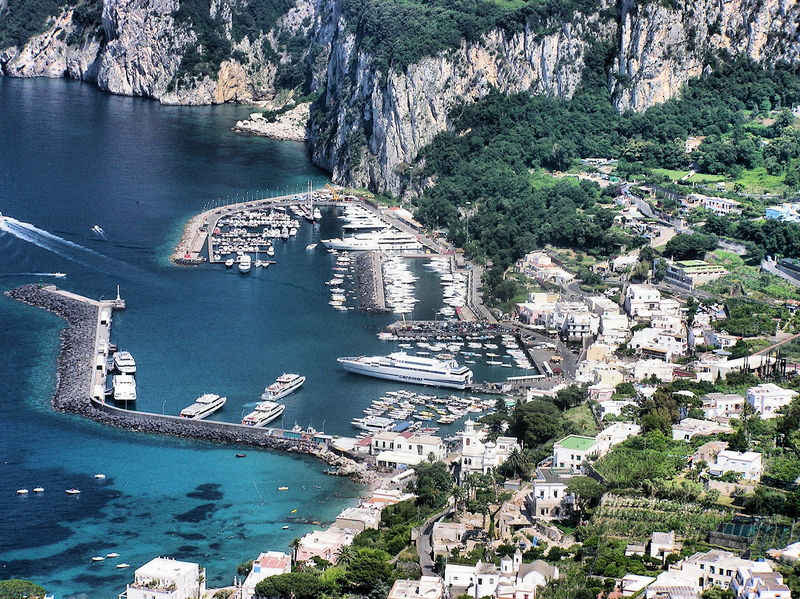 Soubor:Capri.harbour.from.above.arp.jpg