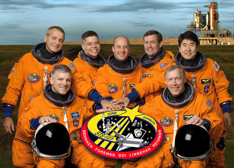 Soubor:STS-123 crew portrait.jpg