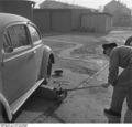Bundesarchiv B 145 Bild-F012289-0001, Reifenwechsel an einem VW Käfer.jpg
