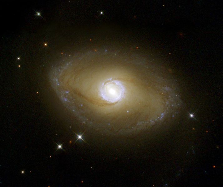 Soubor:NGC 6782HSTfull.jpg