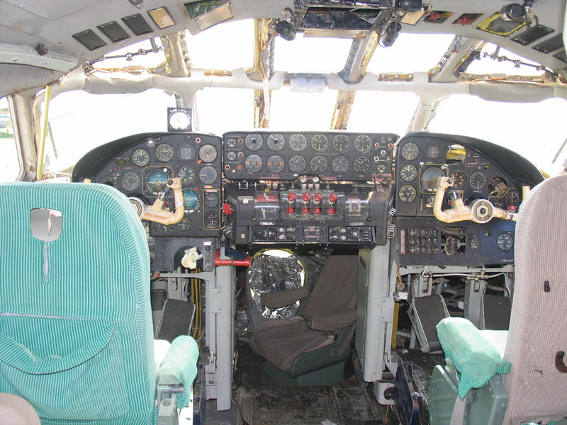 Soubor:Tupolev Tu-114 Cockpit.jpg