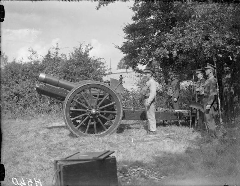 Soubor:6inch26cwtHowitzerSalisburyPlain1939.jpg