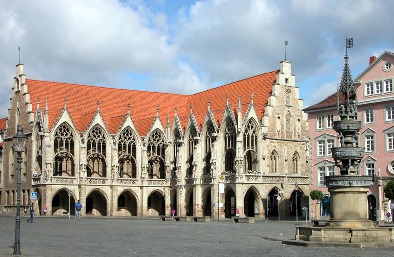 Soubor:Braunschweig Altstadtrathaus mit Brunnen.jpg