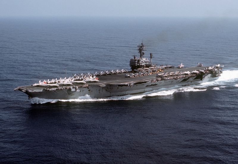 Soubor:USS John F. Kennedy (CV-67) underway in 1982.jpg
