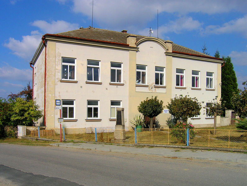 Soubor:Škvorec, Třebohostice, School.jpg