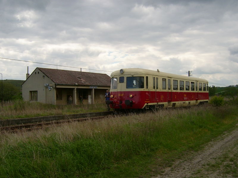 Soubor:Zeletice train stop.JPG