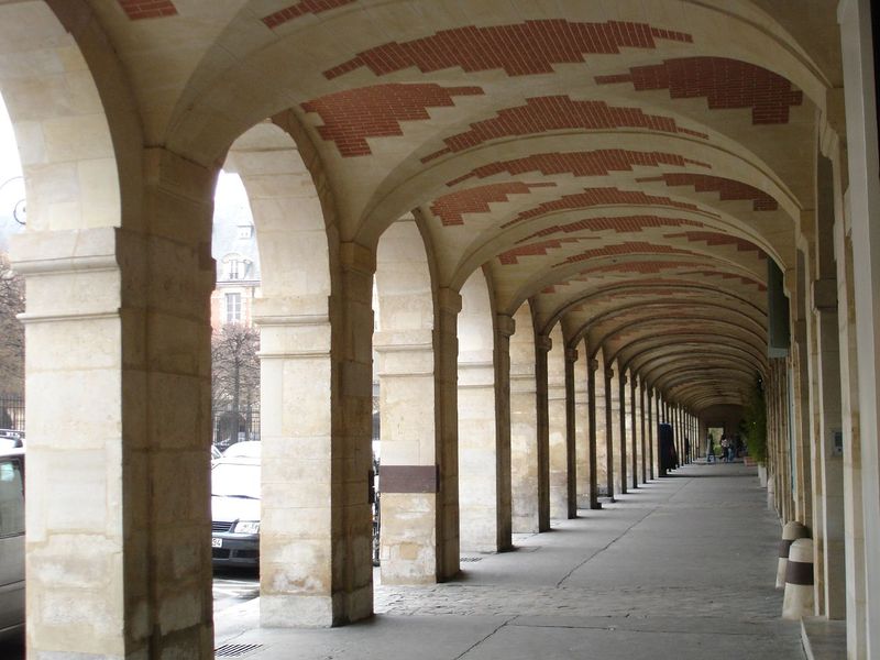 Soubor:Place des Vosges archway.jpg