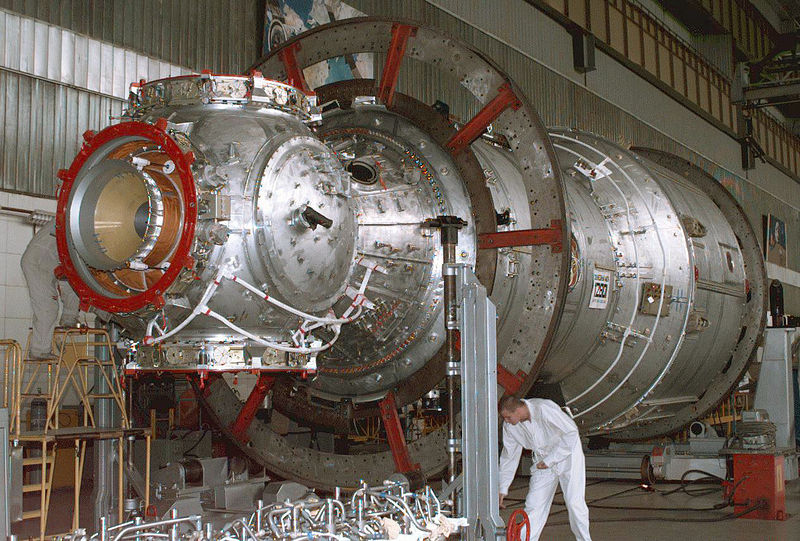 Soubor:Zvezda Service Module under construction.jpg