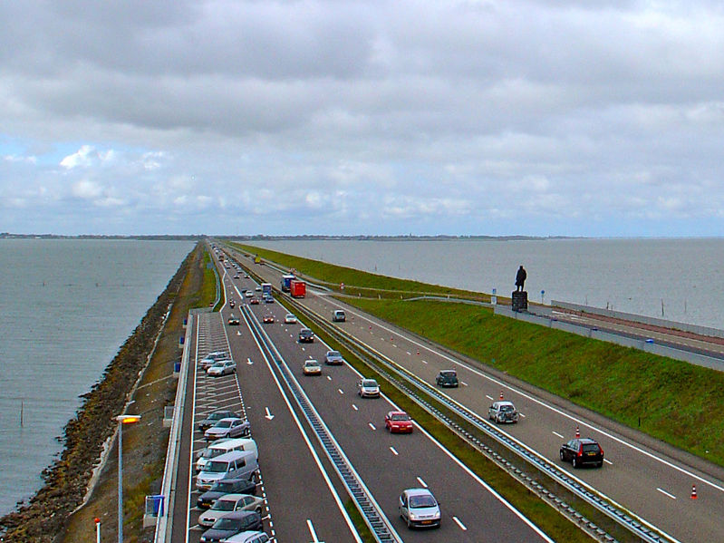 Soubor:Afsluitdijk met standbeeld Lely.jpg