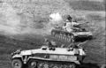 Bundesarchiv Bild 101I-219-0596-12, Russland, Panzer IV und Schützenpanzer in Fahrt.jpg