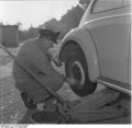 Bundesarchiv B 145 Bild-F012292-0006, Reifenwechsel an einem VW Käfer.jpg
