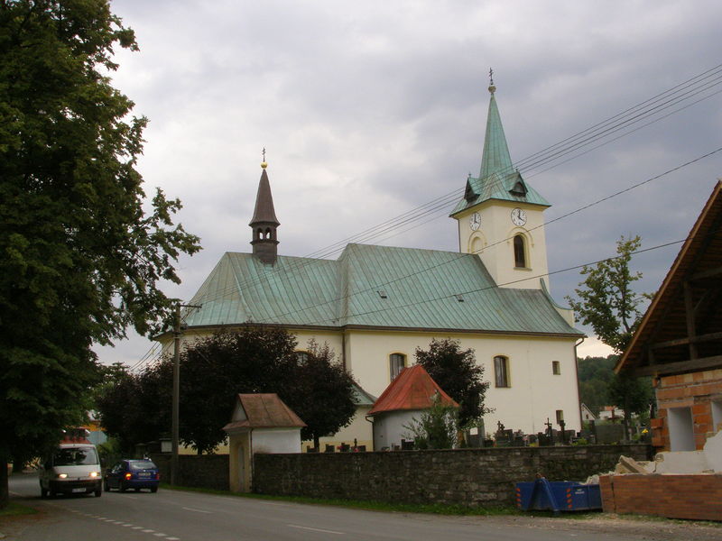 Soubor:Kozlovice, kostel.jpg