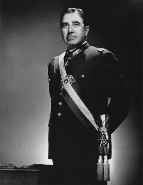 Soubor:Augusto Pinochet foto oficial.jpg